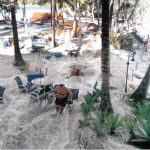 Ferienparadies unter Wasser: überflutetes Hotelgelände im thailändischen Urlaubsort Khao Lak