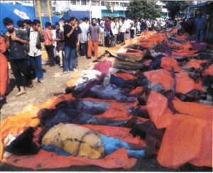 In der indonesisclrcn Provinzhauptstadt Banda Aceh hat man die Leichen der Flutopfern aufgereiht, damit Angehörige sie identifizieren können.